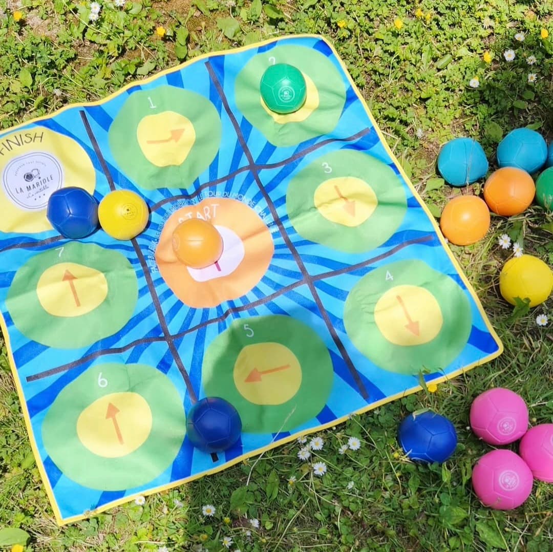 Jeu de plateau géant en extérieur — motricité et découverte des couleurs
