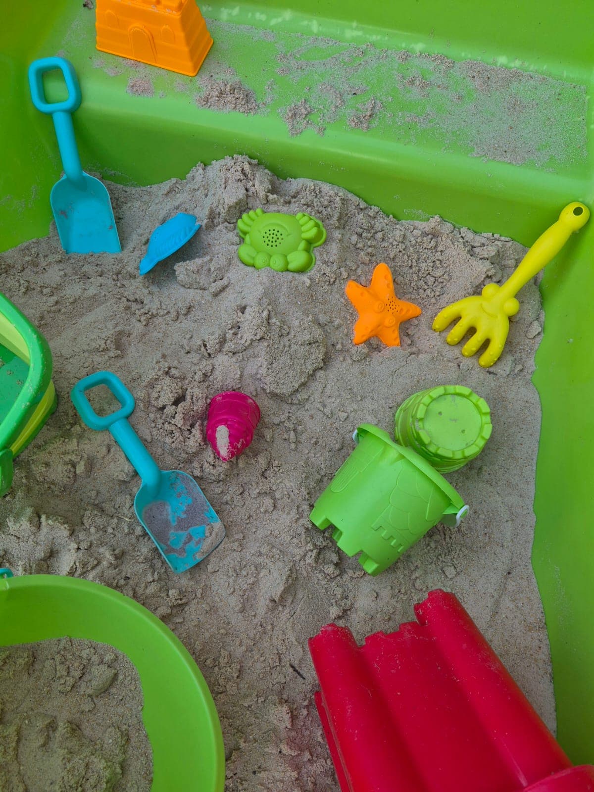 Jeux de plage dans le bac à sable — pelles, seaux et moules